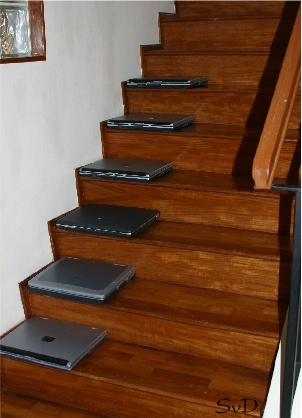 лап­то­пи по стъл­би­те | laptops on the stairs