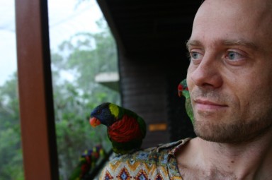папагал на рамото | parrot on shoulder
