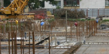 шарени каски на строежа            | colorful helmets at building site 